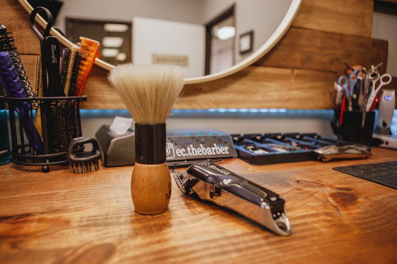 Produtos de barbearia na prateleira