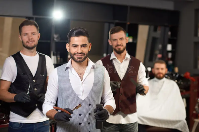Barbeiro cortando cabelo de cliente